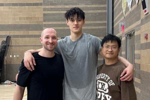 训练师：曾凡博2米11&如此能投！网媒：凡博可能获得篮网双向合同