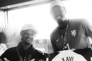 又获一件新球衣！西卡观看F1与热刺球星哈维-西蒙斯交换球衣