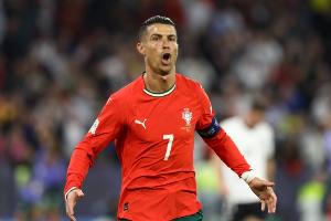 C罗超越梅西！成为世预赛历史射手榜第二，距离第一还差2球！