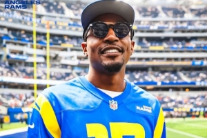 快船新援比尔亮相NFL赛场 现身观战洛杉矶公羊比赛！