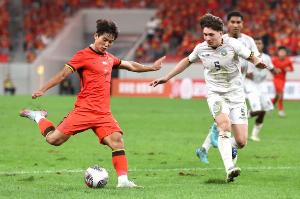 东体：西安赛事方用灯光照射+大功率风扇加速干燥，草坪状况改善