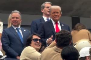 看美网~特朗普给库兹马竖大拇指 后者：