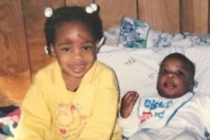 节哀纳兹-里德社媒晒照纪念在枪击案中遇害的姐姐