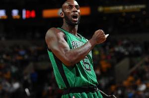 自97赛季有统计以来 加内特被走步最多 吉诺比利0走步场次最多