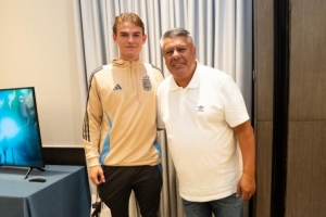 尼科-帕斯9月8日度过21岁生日，阿根廷全队为他庆生