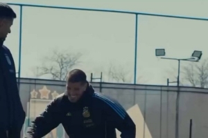 气氛真好德保罗“恶意”铲翻罗梅罗，小蜘蛛在一旁笑嘻了