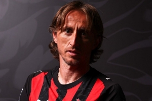 米兰官方祝魔笛40岁生日快乐：从书写足坛历史到开启米兰生涯