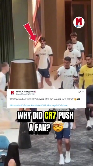 此前C罗推开想合影的球迷，唇语专家：C罗很生气，还说了f**k off