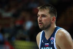 火力全开！东契奇半场13中7轰下22分4板3助 但也身背3犯