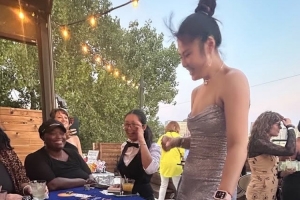 性感荷官在线发牌！李月汝和队友玩21点 吊带裙吸睛