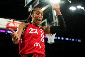 无解！阿贾-威尔逊17中9轰23分19板4助2断4帽 提前下场不刷第20板