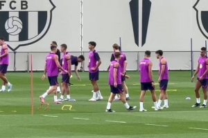 记者：亚马尔因身体问题缺席巴萨合练，他在健身房单独训练