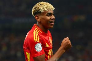 记者：巴萨对西班牙管理亚马尔的方式不满，球员带伤报到还上场