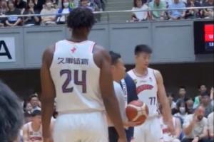 来了！张镇麟在热身赛亮相 身披上海77号战袍 怀特塞德也上演首秀