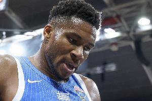 正负值-30全场最低！字母哥13中6拿到12分12板5助5失误 罚球1中0