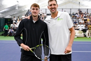 联动！独行侠状元弗拉格亮相名人网球赛 并且与诺维茨基亲密互动