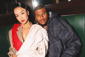 我们好着呢！40岁女友晒多张美照+与小男友杰伦-格林亲吻视频