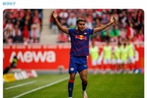 记者：莱比锡边锋努萨右臂骨折，正在讨论治疗方案