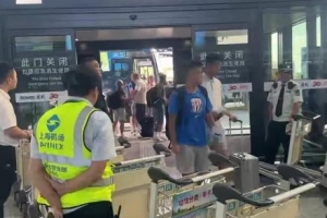 博主：申花主帅斯卢茨基疑似和球迷在机场发生争执