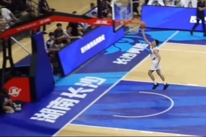 状态火热！香港金牛孙晨然全场拿下15分4篮板！外线3中3！