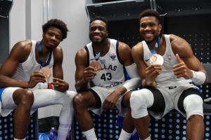 过去和现在！字母弟晒照：来自雅典塞波利亚的三兄弟！