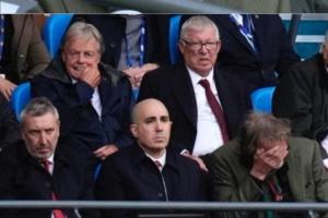 还有多少耐心？曼市德比看台众生相：拉爵捂着眼，贝拉达表情严肃