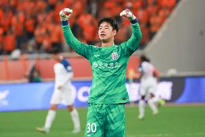 媒体人谈申花门将：薛庆浩状态低迷，让鲍亚雄试试吧！