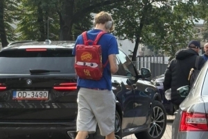 背上我心爱的小书包！赛前穆里宁背着一个卡通小书包前往球馆