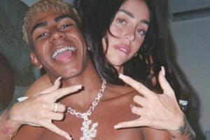 顶流情侣发糖亚马尔赤裸上身与女友大秀恩爱，戴40万镶钻项链