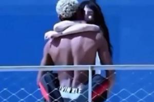 亚马尔被拍到与女友在露台亲热，女友双腿缠绕其腰间被抱起