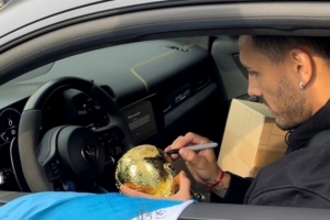 家祭无忘告乃翁！外媒：球迷复刻世界杯奖杯只差梅西的签名