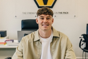 官方：狼队与前锋拉尔森续约五年，并附带1年的续约选项