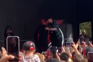 杨瀚森与利拉德拥抱！开拓者举办活动 欢迎35岁利指导回家