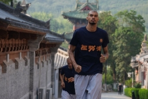 支线任务结束！马刺晒组图回顾文班夏天之旅：封面为少林寺之※