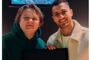 曼联社媒晒达洛特与歌手卡帕尔迪合照，后者获赠曼联球衣