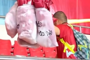 文明看球！齐鲁超赛烟台赛区首战结束后球迷自发清理看台