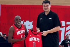 “老猫”莫布里出席姚基金训练营：我们的友谊历经20年一直如此