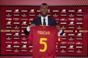 记者：罗马主力中卫恩迪卡并未肌肉拉伤，被换下只是因为抽筋