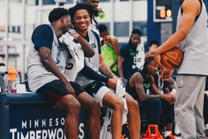 新赛季冲！森林狼晒训练照：爱德华兹&迪文&里德喜笑颜开