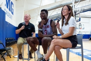 8年了！女记者采访托布 拿出了菜鸟赛季采访托布的视频