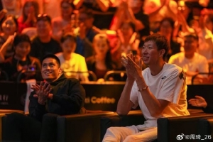 周琦社媒晒照：第一次现场看男双3-0轻松加愉快！