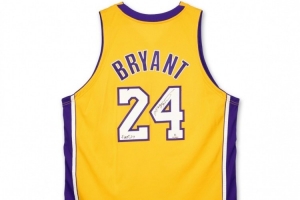 科比首件亲穿24号球衣拍出88.9万美元 06年曾以10000万美元出售