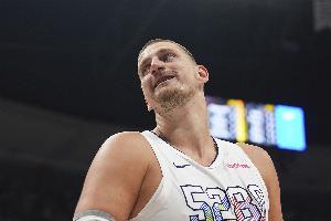 神出鬼没！卡梅隆-约翰逊：我还在适应约基奇的不看人传球