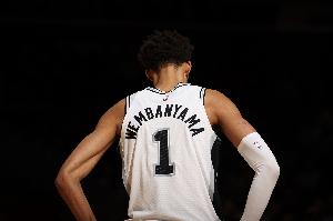 文班：以前身体发育成熟度一直在拖慢我节奏 现在我能做更多事了