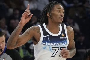 打得沉稳了！海兰德8中5轰全场最高18分外加3板3助1断