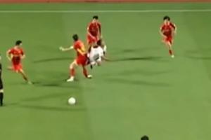 乱！裁判漏判广西点球→黄威犯规导致自己重伤→VAR介入但黑屏！