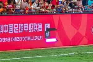 广西外援阿萨莫阿颈椎骨折！场边LED广告牌直接被一头撞坏