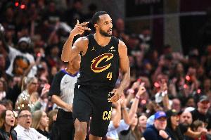 高炮台！莫布里上半场7中4得到10分5板2助1帽 三分3中2