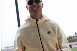 C罗社媒晒回到葡萄牙国家队报道照片，戴墨镜出镜帅气十足