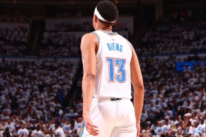 戴格诺特：吉昂在身体对抗上取得了明显进步 自信心也更强了